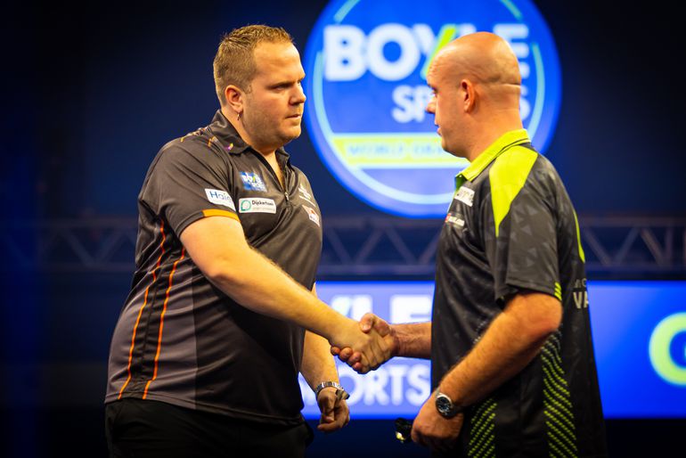 Darter Dirk van Duijvenbode spreekt Engelse media tegen na zege op Michael van Gerwen: 'Dat was de eerste keer'