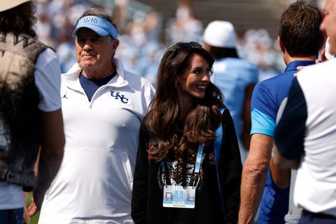 Extreem jonge vriendin van iconische sportcoach (73) hevig onder vuur: 'Het kost ze 50 miljoen dollar'