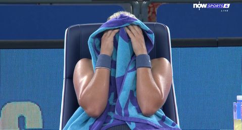 Verontrustende beelden: jonge toptennisster (18) barst meerdere keren in tranen uit