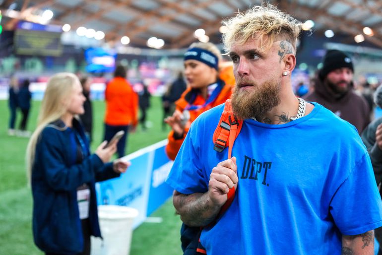 Bespotte Jake Paul duikt op in Thialf voor verloofde Jutta Leerdam: 'Snelheidsduivel'