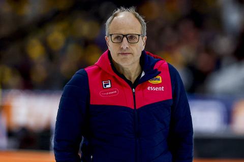 Schaatscoach Jac Orie spreekt zich uit over 'lastige concurrentie': 'Daar zie je het natuurlijk met die meiden'