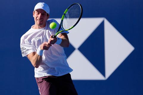 Toptennisser Botic van de Zandschulp knokt zich knap terug na valse start in Shanghai