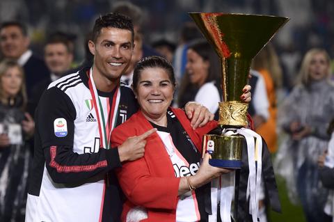 Moeder Cristiano Ronaldo in tranen na rel bij Portugal: 'Het was een enorme schok'