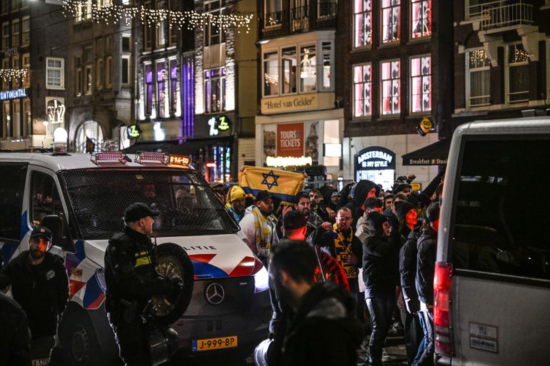 Ajax en KNVB reageren geschokt op geweldsincidenten in Amsterdam: 'Wij veroordelen dit geweld ten zeerste'