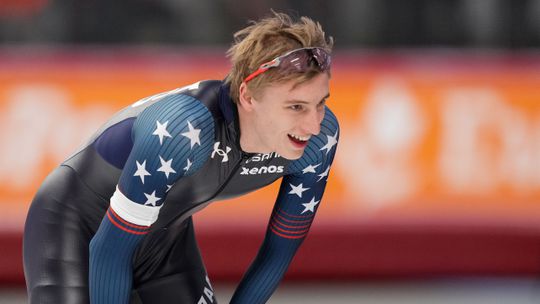 Schaatsfenomeen Jordan Stolz geeft ook op 1500 meter ongekend gas en rijdt Nederlandse concurrentie op een hoop