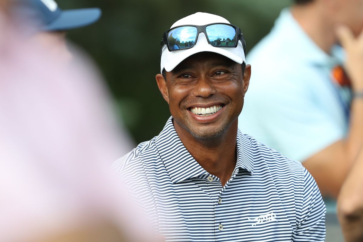 Tiger Woods deelt voor het eerst sinds gewelddadige scheiding een golfkar met zijn ex-vrouw