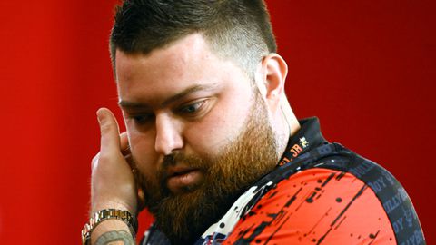 Voormalig topdarter Michael Smith in tranen tijdens live interview: 'Ik ben het zat'