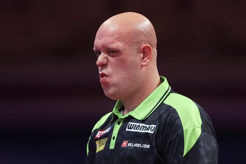 Topdarter Michael van Gerwen wankelt tegen 'beste vrouw ooit' bij Grand Slam of Darts: 'Heel lekker'