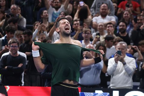 Circus Novak Djokovic: tenniskampioen breekt record, verscheurt shirt en deelt dan slecht nieuws