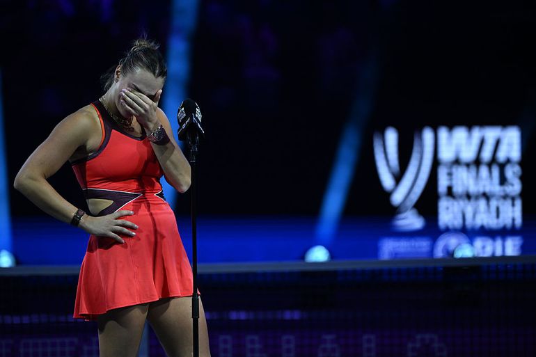 Toptennisster Aryna Sabalenka wordt gesloopt in eindstrijd WTA Finals: 'Ik ga erg emotioneel worden'