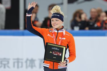 Shorttrackster Xandra Velzeboer redt Nederlandse ploeg in China, Jens van 't Wout wéér onderuit op het ijs