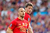 Ron Vlaar (op de voorgrond) met Wout Weghorst (op de achtergrond) © Getty Images