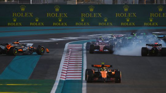 Max Verstappen spint bij de chaotische start van de GP van Abu Dhabi