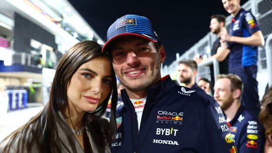 'Papa' Max Verstappen ziet voordeel na nieuwe straf: 'Dan kan ik met vaderschapsverlof'