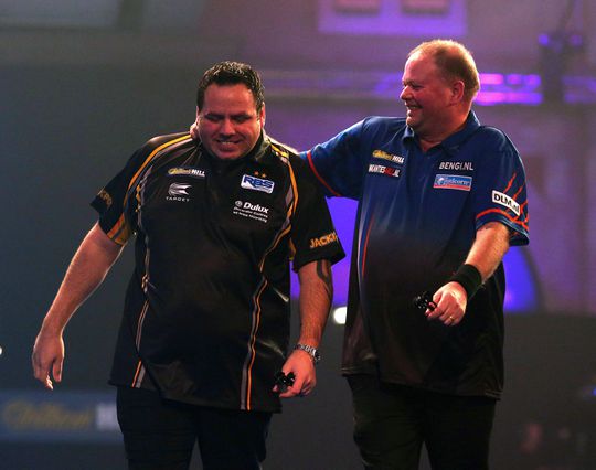 Oud-wereldkampioen darten werkt aan comeback door Barney te verslaan én 9-darter te gooien