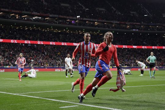 Antoine Griezmann zorgt voor sensationeel einde van doelpuntrijke zege Atletico Madrid