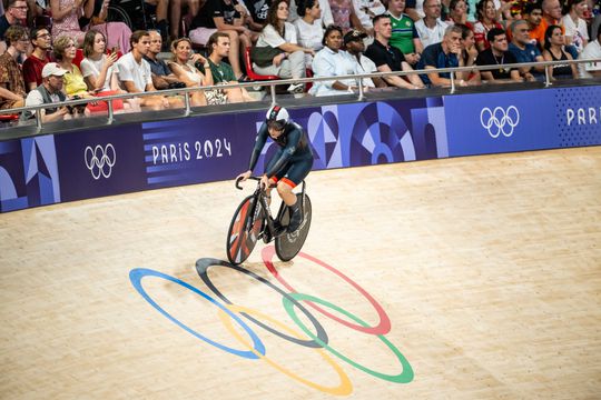 Paniek na horrorcrash tijdens Champions League baanwielrennen: olympisch kampioene knalt op toeschouwers