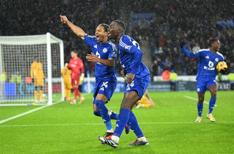 Ruud van Nistelrooij ontsnapt met Leicester City in zinderende slotfase aan nederlaag tegen Brighton