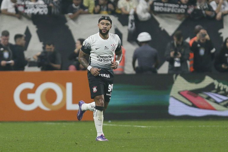 Memphis Depay sluit seizoen bij Corinthians in stijl af met prachtige omhaal én flinke ruzie