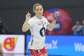 Nora Mörk van Noorwegen kijkt met belangstelling naar Nederland - Frankrijk op het WK handbal. ©Getty Images
