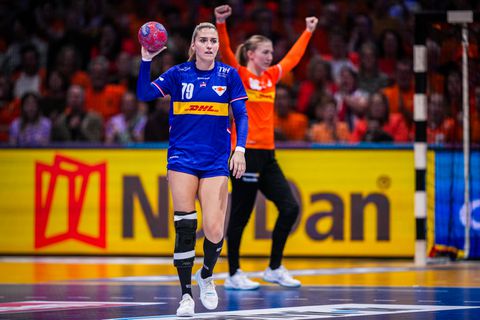Estavana Polman helpt Oranje met slimme actie uit de brand op WK handbal: 'Complimenten voor de sluwe vos'