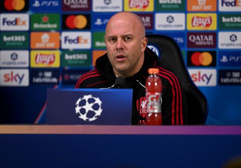 Voorlichter grijpt hard in bij persconferentie Arne Slot over crisis bij Liverpool: 'Gasten, ik denk dat we moeten stoppen'