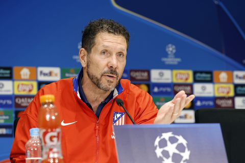 Atlético-trainer Diego Simeone loopt geïrriteerd weg bij persmoment voor clash met PSV: 'Ik vind het wel mooi geweest'