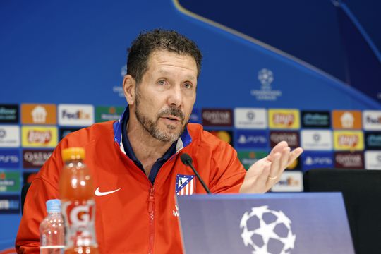 Atlético-trainer Diego Simeone loopt geïrriteerd weg bij persmoment voor clash met PSV: 'Ik vind het wel mooi geweest'