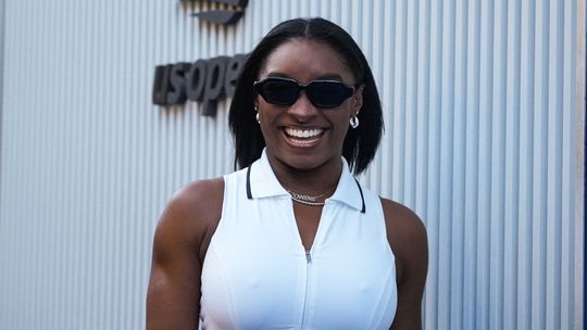 Turnicoon Simone Biles is openhartig over pikante operatie: 'Voor en na de transformatie'