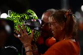 Lando Norris en zijn moeder geven elkaar een emotionele knuffel. © Getty Images