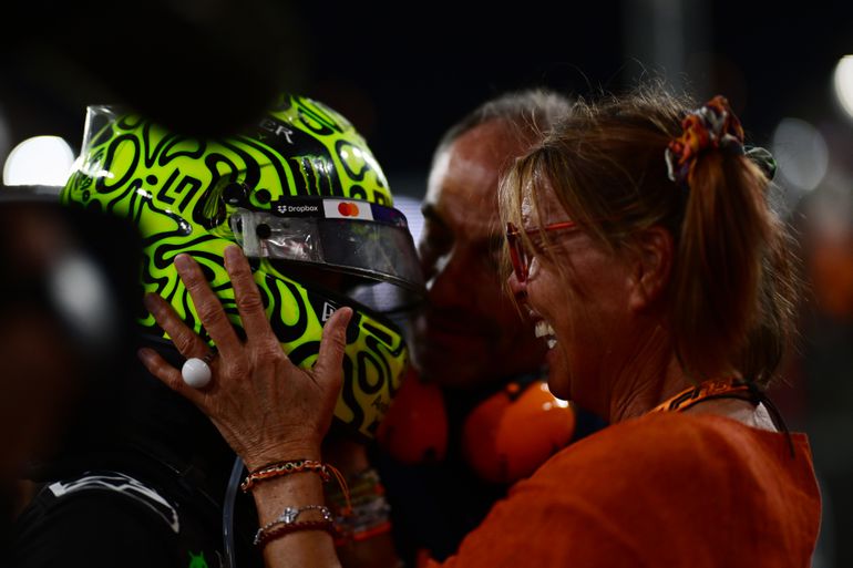 Moeder huilende Lando Norris maakt indruk tijdens Formule 1-ontknoping: ‘Zó lief!’