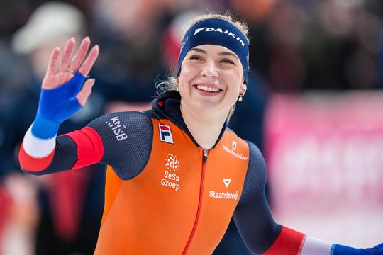 'Boegbeeld' Joy Beune overladen met complimenten voor cruciaal OKT: 'Ze is de grootste schaatsster van dit moment'