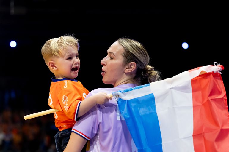 'Moeder' Lois Abbingh heeft op WK handbal 'last' en kijkt uit naar einde: 'Het is goed zo'