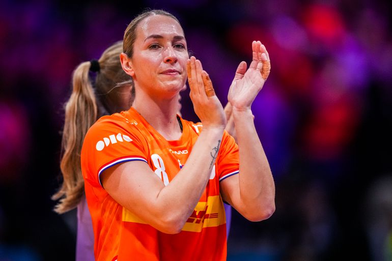 LIVE WK handbal | Nederland vliegt uit de startblokken tegen regerend kampioen, fans gaan uit hun dak in Rotterdam