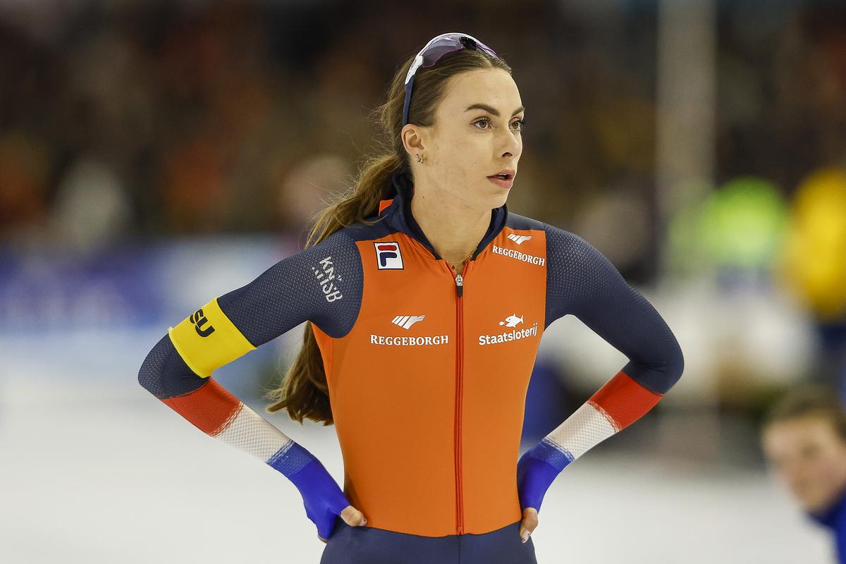 Schattige beelden van Femke Kok die haar 'grootste fans' in Thialf ...
