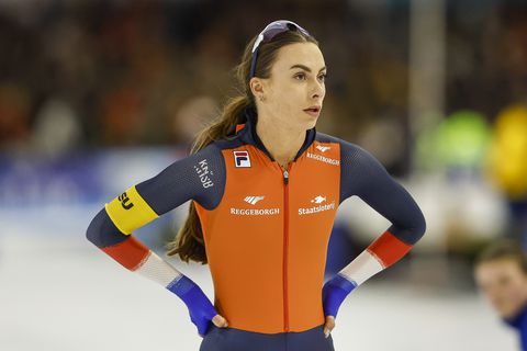 Schattige beelden van Femke Kok die haar 'grootste fans' in Thialf verrast met uniek cadeau