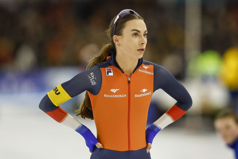Schattige beelden van Femke Kok die haar 'grootste fans' in Thialf verrast met uniek cadeau