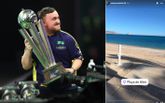 Luke Littler is na zijn wereldtitel lekker op vakantie gegaan. © PDC Darts & Instagram, beeldbewerking Sportnieuws.nl