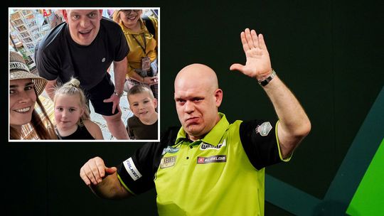 Dochtertje Michael van Gerwen ijzig kalm oog in oog met slang, Nederlandse darter hangt ultieme toerist uit