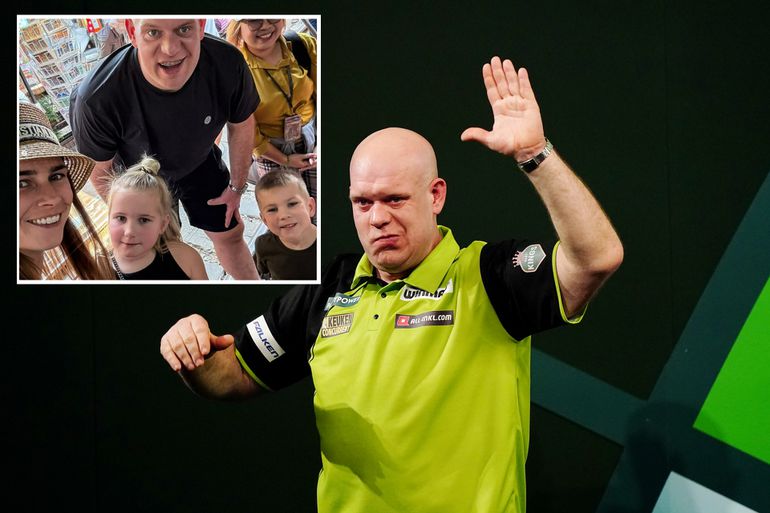 Dochtertje Michael van Gerwen ijzig kalm oog in oog met slang, Nederlandse darter hangt ultieme toerist uit