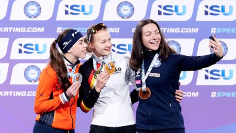 Twee grote schaatslegendes staan bij EK afstanden op het ijs voor talent: 'Voor de echte opletters'