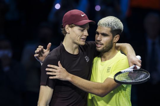 Tennisrivalen Carlos Alcaraz en Jannik Sinner treffen elkaar al vóór Australian Open in lucratieve wedstrijd