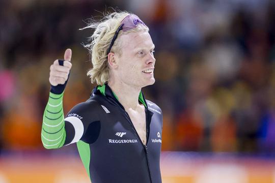 'Schaatsicoon Sven Kramer en coach Jac Orie zaten achter veelbesproken topschaatser (22) aan'