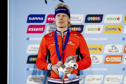 Terugblik dag 1 EK afstanden schaatsen | Tim Prins valt in de prijzen, Sanne in 't Hof ook op het podium