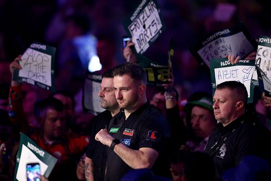 Duitse WK darts-revelatie doet opmerkelijk verzoek aan fans na bijzondere mijlpaal