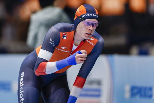 Tim Prins moet na penibel moment genoegen nemen met brons op 1500 meter bij EK afstanden
