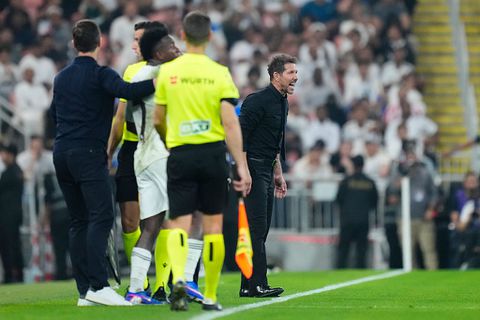 Madrileense derby zorgt voor veelbesproken clash tussen Diego Simeone en Vinícius Júnior: 'Florentino Pérez ontslaat je'