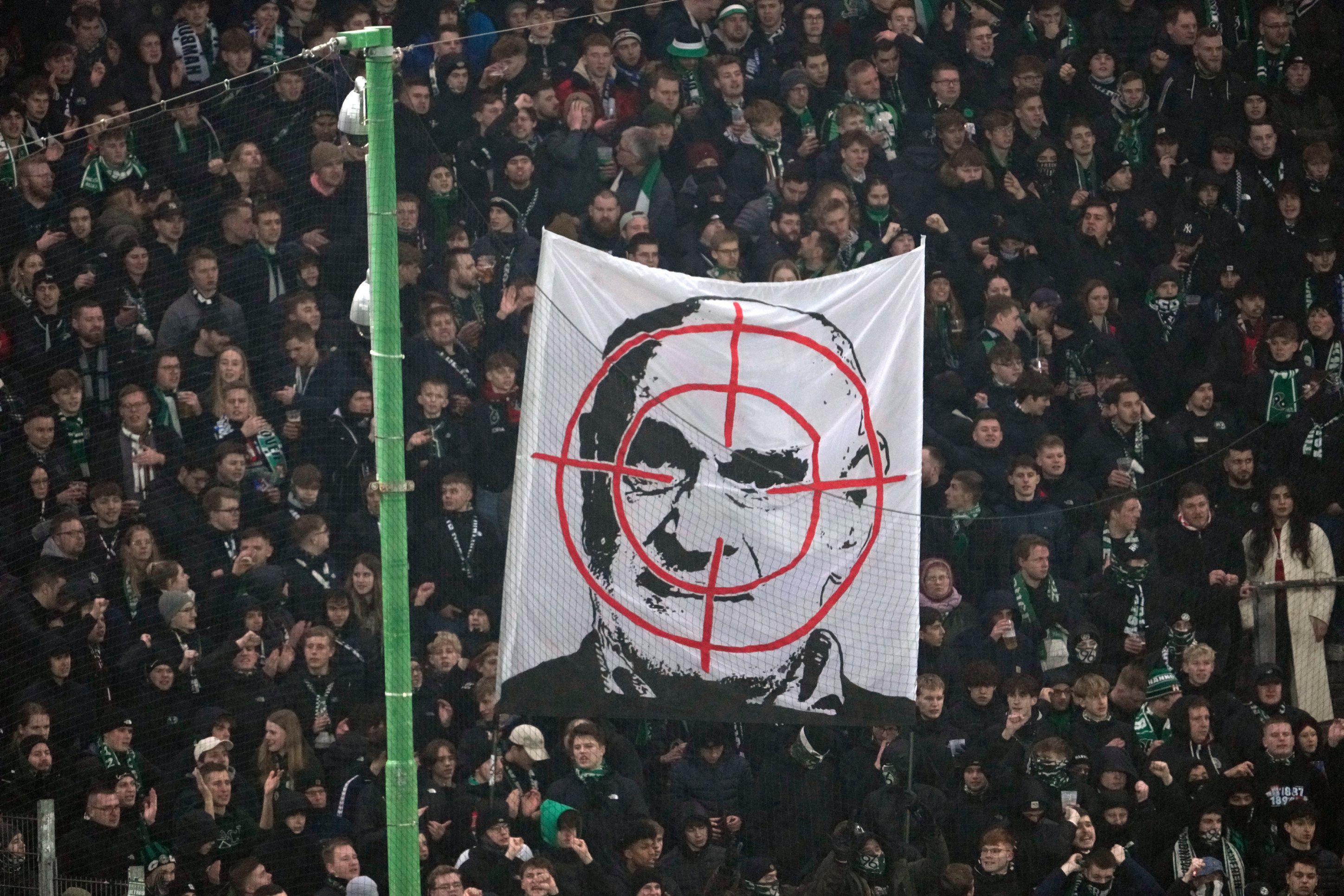 Het bewuste spandoek van de fans van Hannover