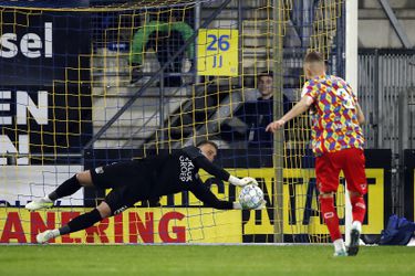 Jasper Cillessen stopt zijn eerste penalty in de Eredivisie, maar dan...