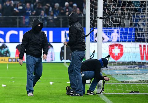 Hommeles bij HSV - Hannover: sloten aan de doelpaal, staking en grove spandoeken